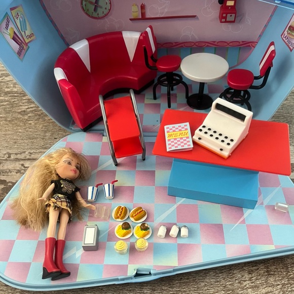 Lil Bratz Diner Playset With Doll and accessories - Picture 2 of 16